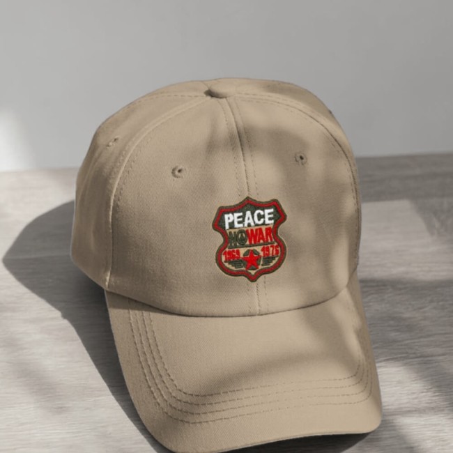 Écusson brodé Peace No War collé sur une casquette beige