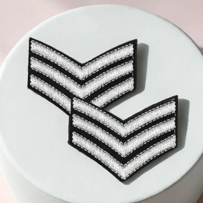 Détail broderie fils métallisés argentés