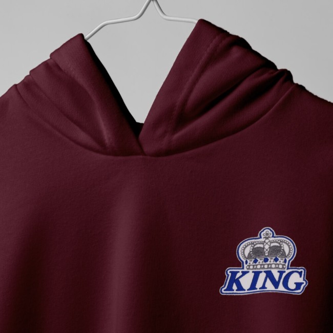Sweatshirt bordeaux customisée avec le patch king bleu et argenté Patch KING brodé avec lettrage bleu marine et couronne argentée sur un hoodie