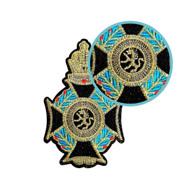 Détail broderie patch Croix Malte dorée Motif thermocollant Croix de Malte brodé pour veste