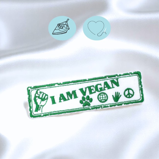 Ecusson I am vegan, écusson thermocollant à message patch brodé I am vegan vert et blanc posé à plat, écusson thermocollant message vegan