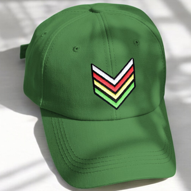 Exemple de customisation avec un patch militaire rasta Casquette verte avec patch galon rasta cousu au centre