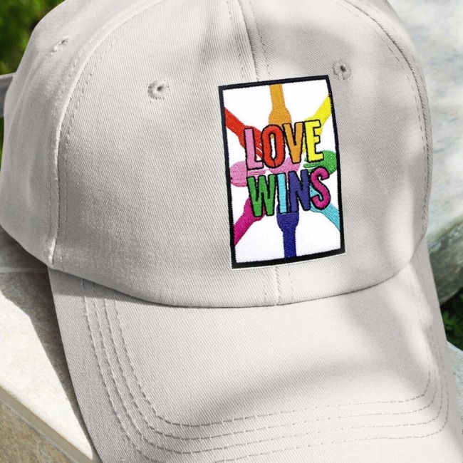 Écusson LOVE WINS brodé aux couleurs LGBTQ+ sur casquette claire