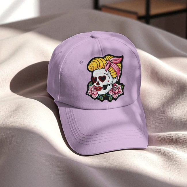 Vue du patch posé sur une casquette rose pour le modèle blondie