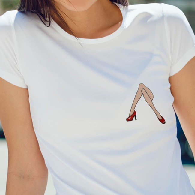 Patch brodé jambes avec escarpins rouges qui customise un t-hsirt femme