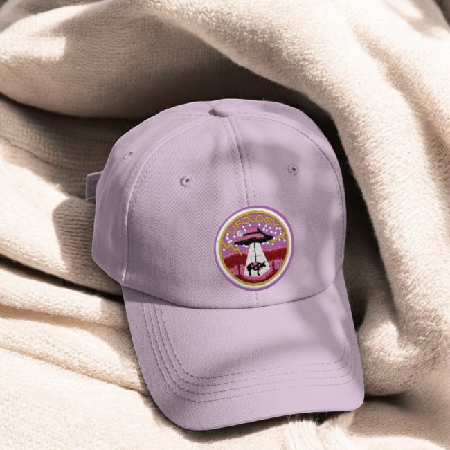 Casquette rose customisée avec le patch UFOLOGY