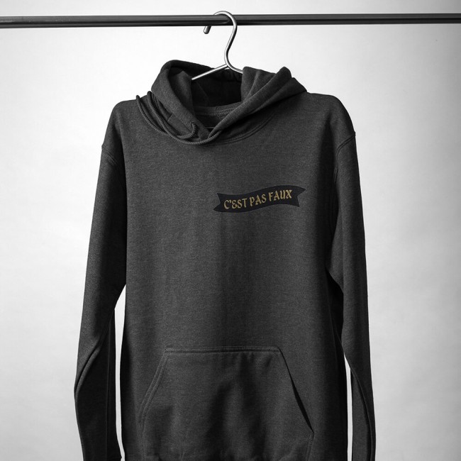 Hoodie noir customisé avec le patch C'est pas faux dans la taille 15 cm