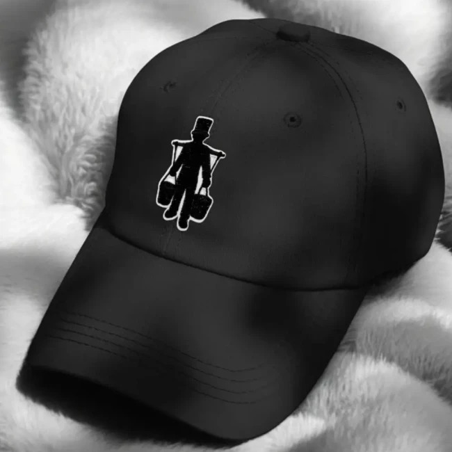 Patch Hans Hummel appliqué sur une casquette noire