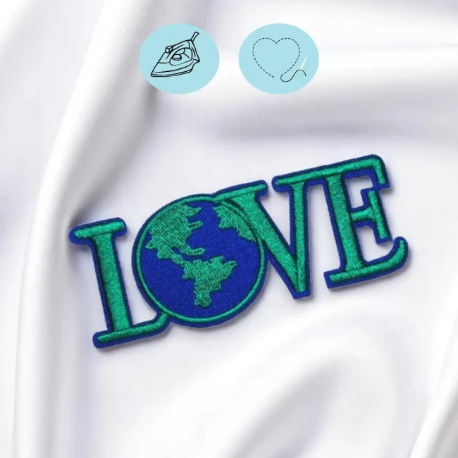 Patch love que vous pourrez coudre ou coller sur un vêtement ou un accessoire comme une casquette Écusson LOVE Terre à coudre ou à thermocoller