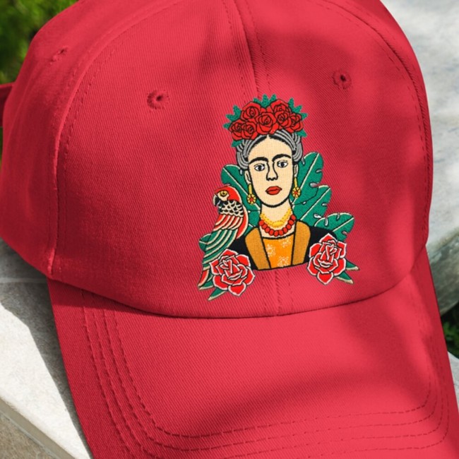 patch Frida Kahlo qui est appliqué sur une casquette rouge