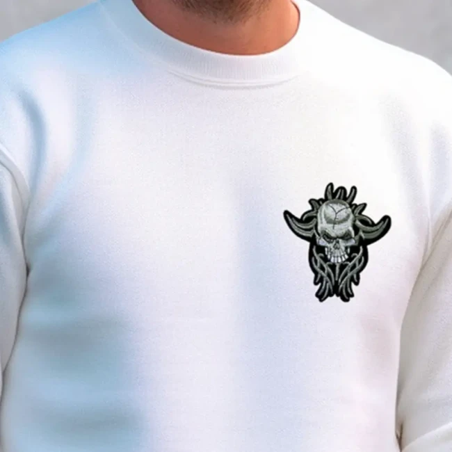 Patch thermocollant rebelle sur un pull en coton style sweatshirt Patch skull avec cornes brodé