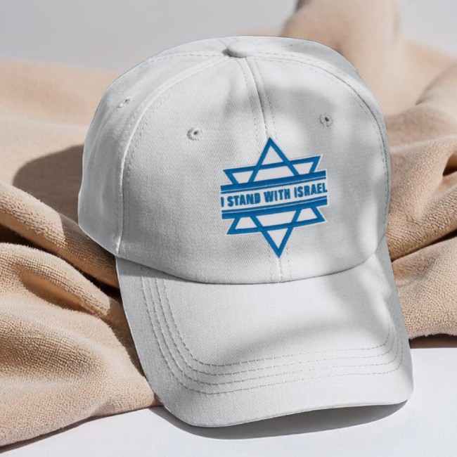 Patch engagé sur une casquette gris clair