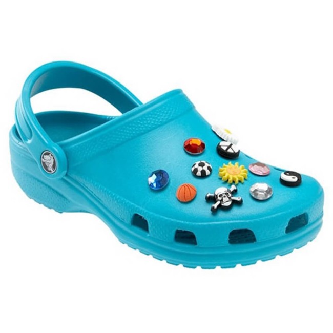 Mise en situation des shoe charms sur sabots blancs – Idéal pour enfants et adultes