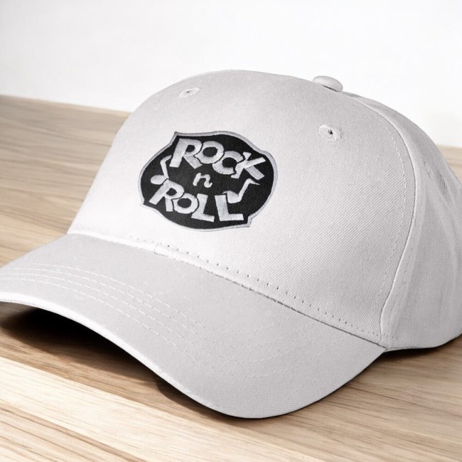 Casquette customisée avec le patch rock n roll