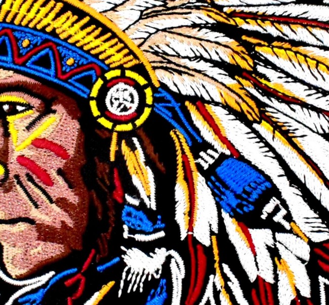 Zoom sur la broderie du patch indien grand format Écusson amérindien thermocollant détail broderie