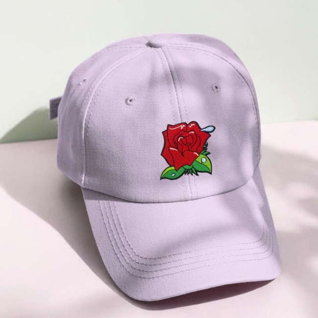 patch brodé rose rouge thermocollé sur une casquette