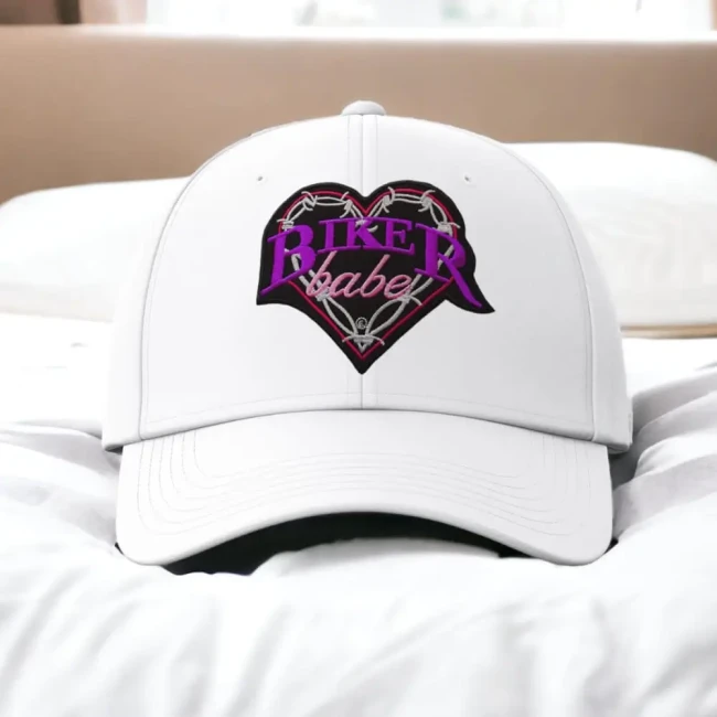 Idée de placement du patch Biker Babe sur une casquette Patch Biker Babe cœur barbelé placé sur une casquette blanche