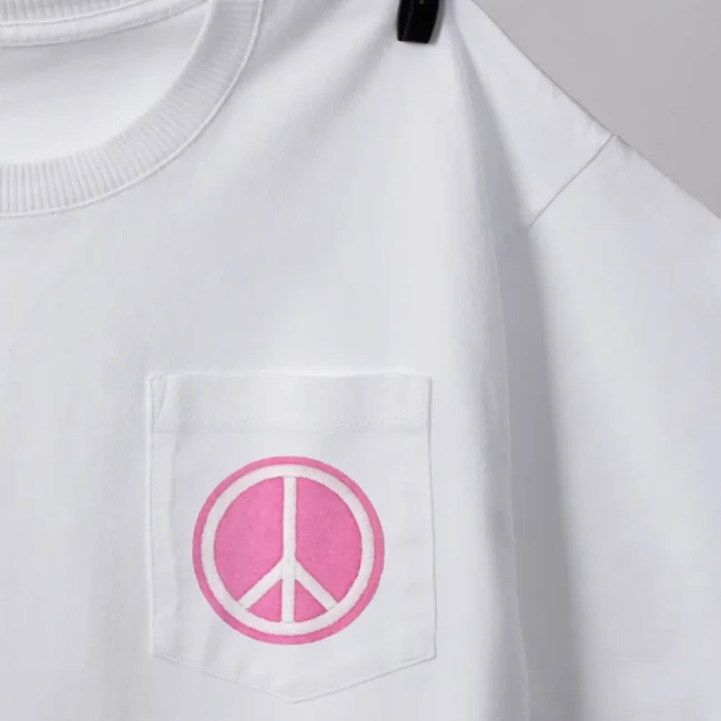 Customisez ou réparer votre vêtement avec un patch brodé patch peace and love pour casquette ou tee-shirt