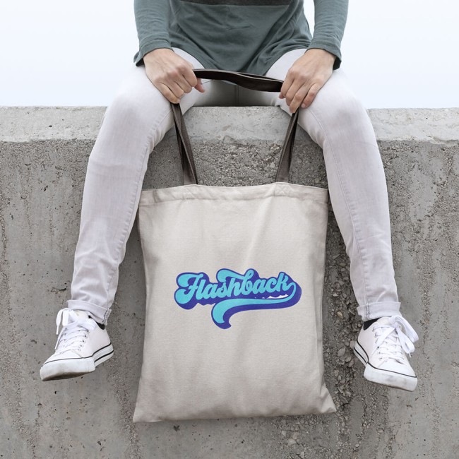 Patch brodé FLASHBACK posé sur un tote bag beige