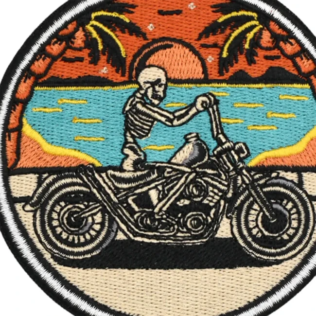 Ecusson made in France par une entreprise artisanale Écusson squelette à moto brodé dans l’atelier Saperlipopette