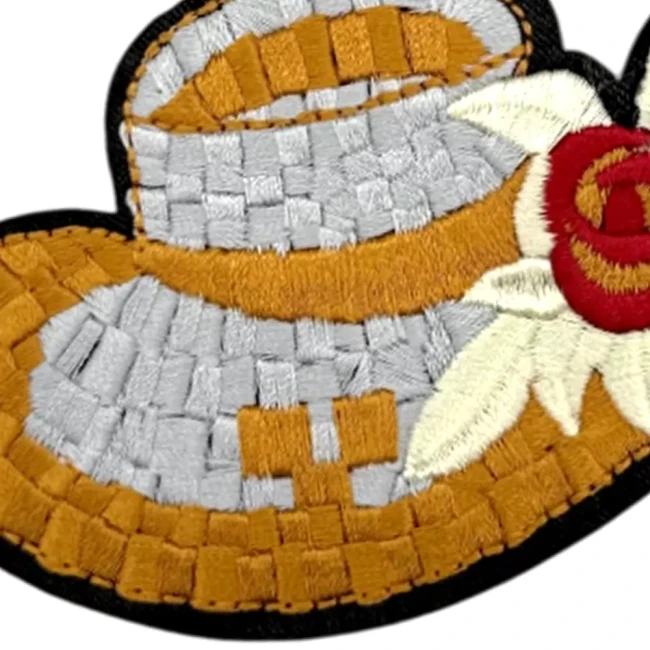Détail de la broderie texturée du patch chapeau de paille fleuri