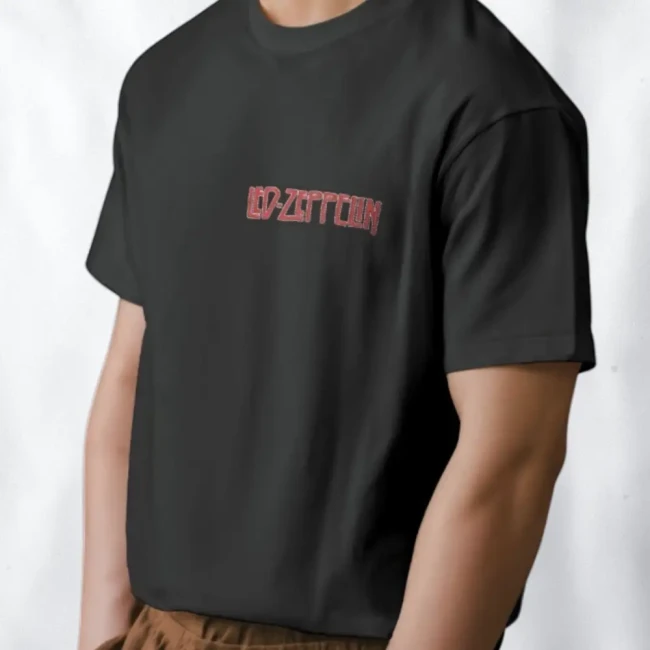 Ecusson Led Zeppelin sur un tee-shirt noir Tee-shirt noir customisé avec le patch Led Zeppelin