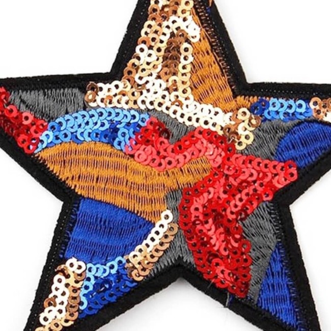 Gros plan sur les sequins du patch étoile multicolore