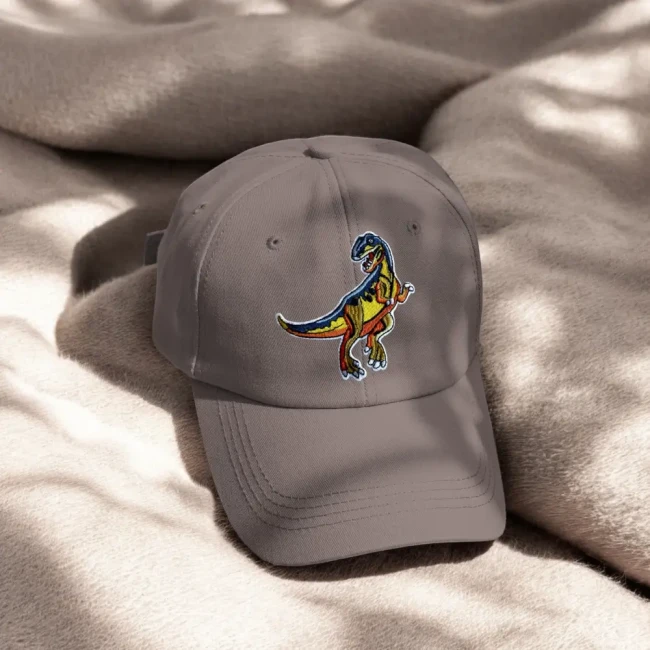 Patch vélociraptor brodé sur une casquette 