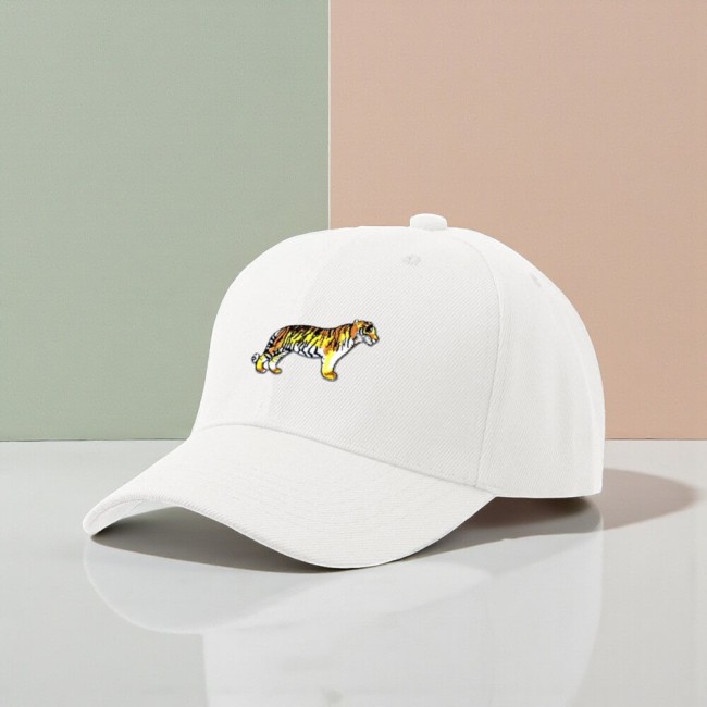 Casquette blanche customisée avec un écusson tigre Motif thermocollant tigre