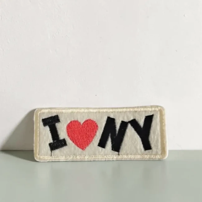 Écusson thermocollant I Love New York 9 cm Patch brodé I Love New York rouge et noir sur fond crème