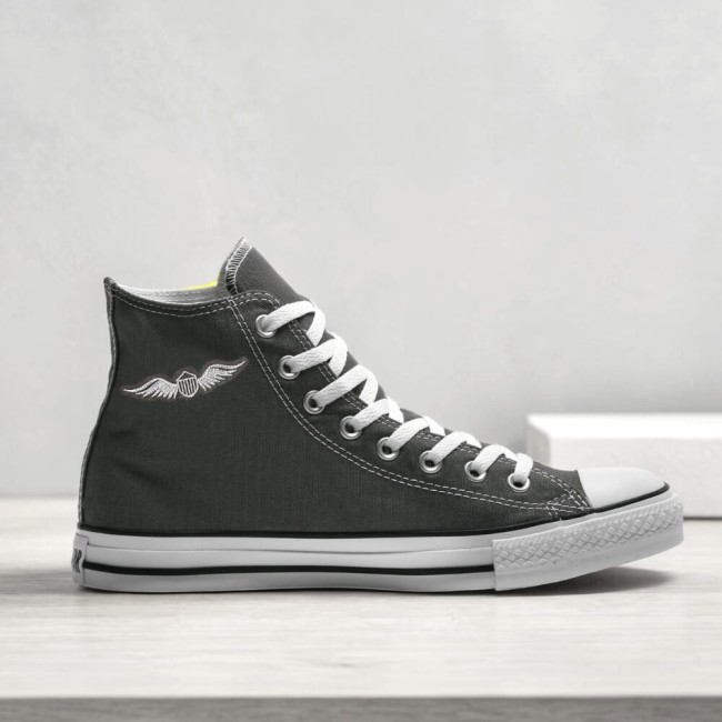 Patch militaire étoile ailée brodé sur des sneakers