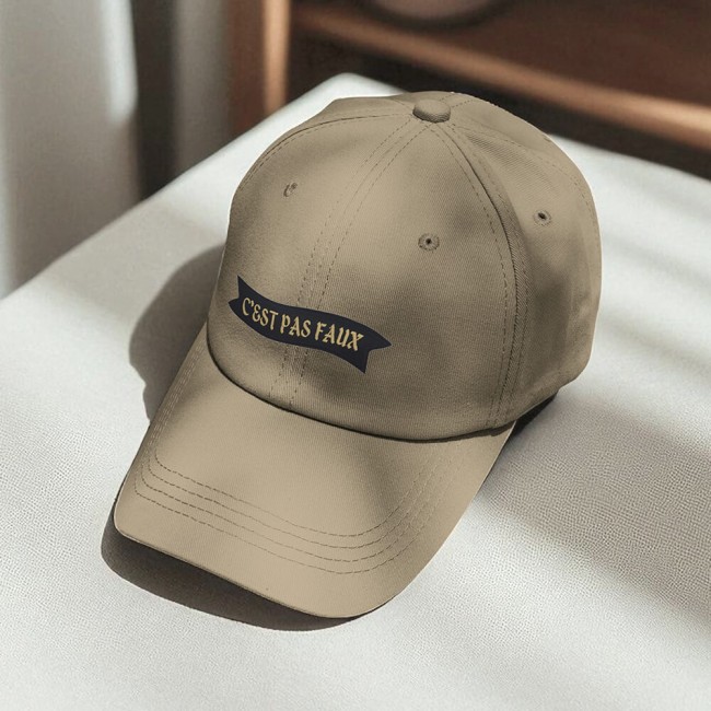 Ecusson brodé c'est pas faux sur une casquette beige 