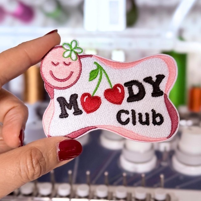 Patch brodé emoji triste avec couleurs rose et noir