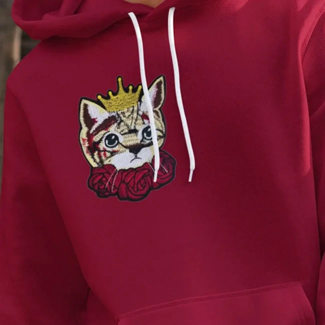 Patch brodé chat, couronne royale sur un sweat