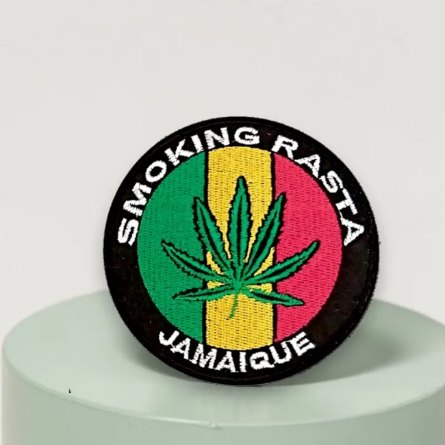 Patch brodé rond Smoking Rasta Jamaïque avec feuille de cannabis