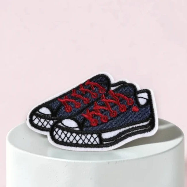 Patch brodé sneakers en jean denim