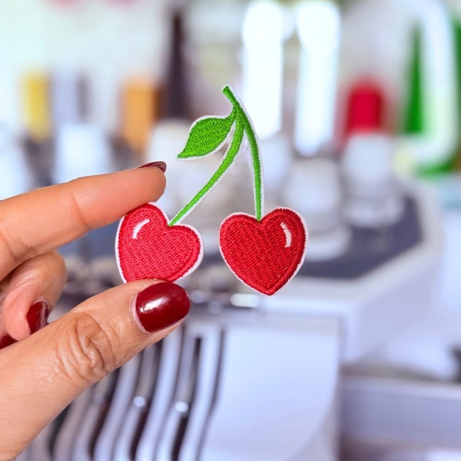 Broderie gros plan cerises cœur
