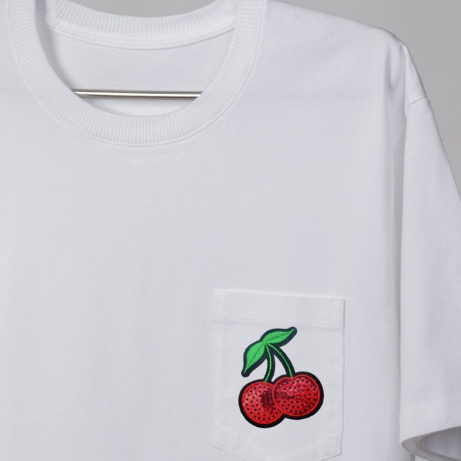 Ecusson brodé cerises à sequins sur un t-shirt blanc
