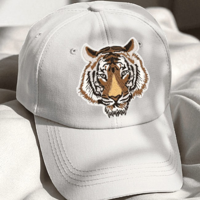 Patch brodé tigre marron sur une casquette blanche