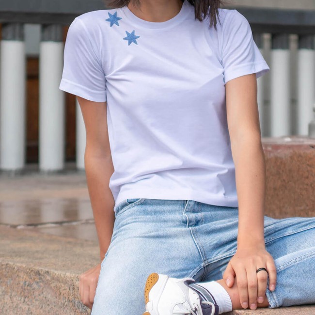 Idée de customisation du patch brodé sur un tee-shirt blanc Écusson réparation vêtement