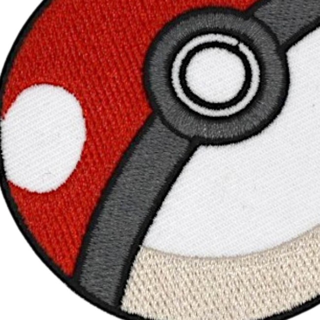 zoom sur la broderie du patch pokeball