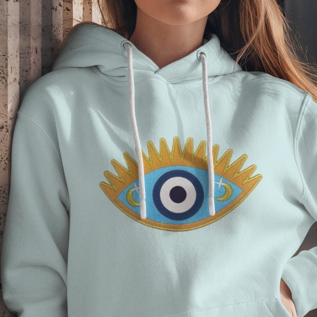 Ecusson thermocollant mauvais oeil grand format cousu sur un sweatshirt Patch Nazar Boncuk thermocollant sur un hoodie porté par une femme