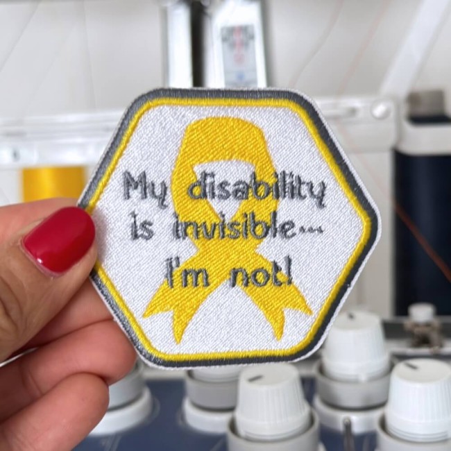 Écusson brodé octogonal handicap ruban jaune endométriose brodé dans mon atelier