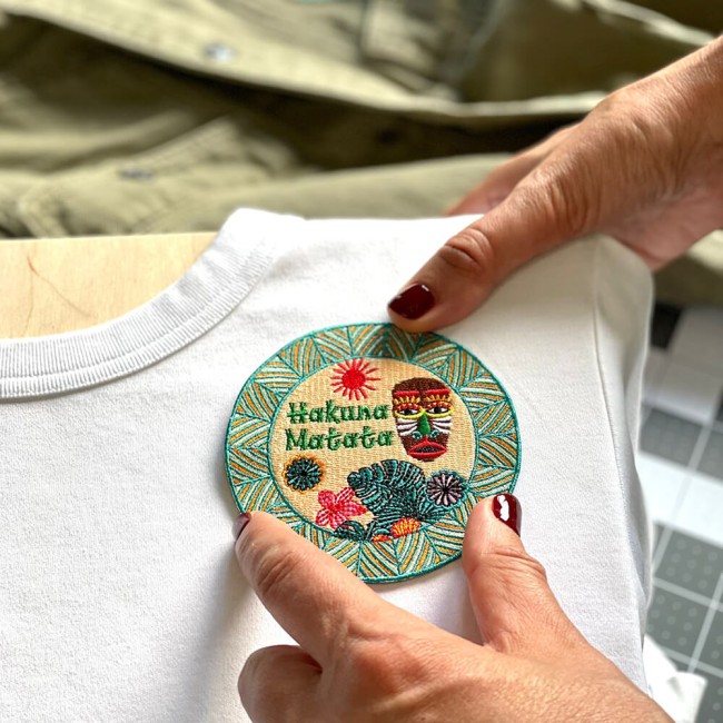  Patch Hakuna Matata thermocollant posé sur un t-shirt blanc