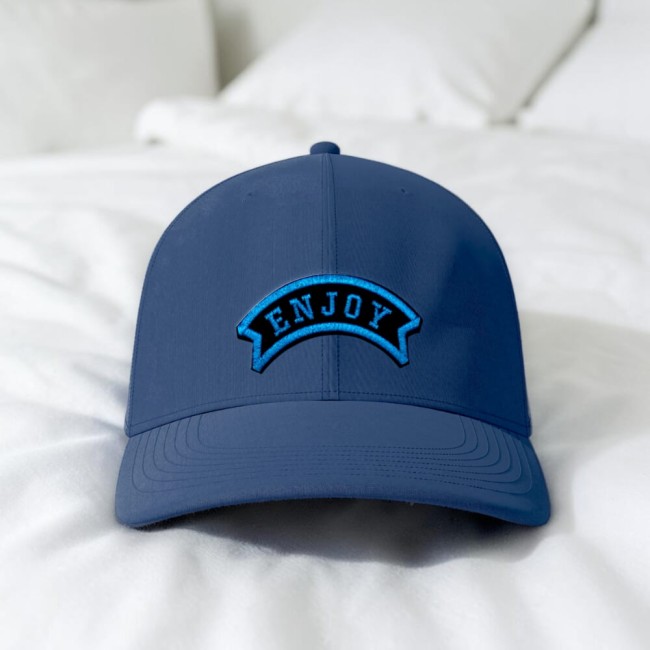 Écusson prénom style rétro personnalisé sur une casquette bleue