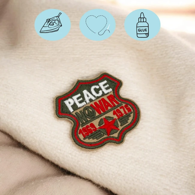 Patch brodé thermocollant posé sur tissu beige