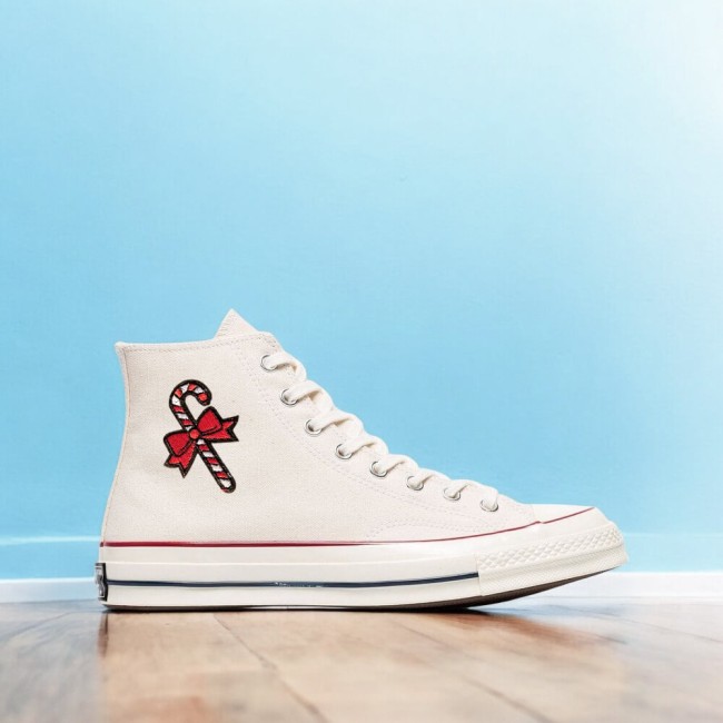 Ecusson rétro sucre d'orge sur des sneakers