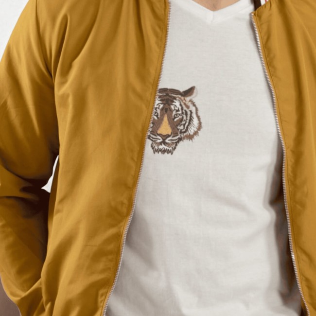 Patch brodé tigre marron sur t-shirt blanc porté par un homme