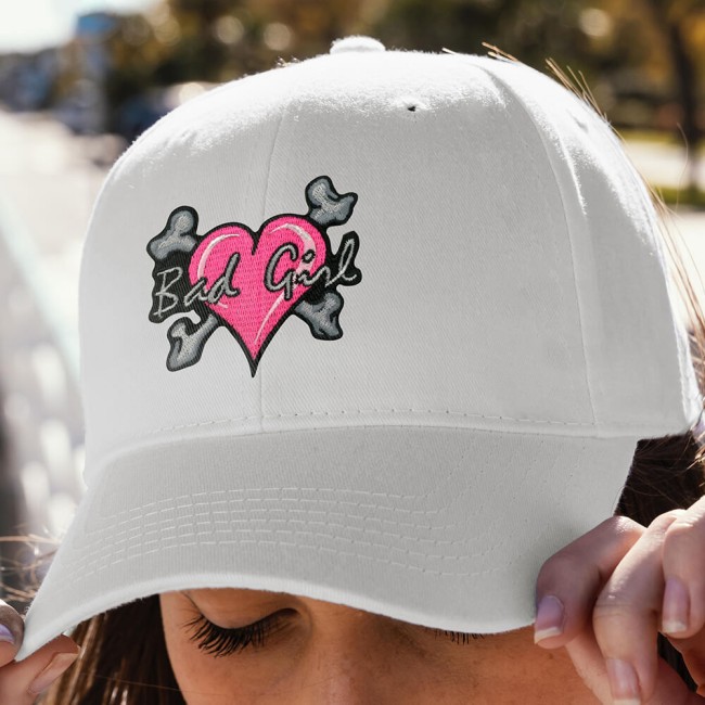 Patch cœur rock féminin qui customise une casquette blanche porté par une femme