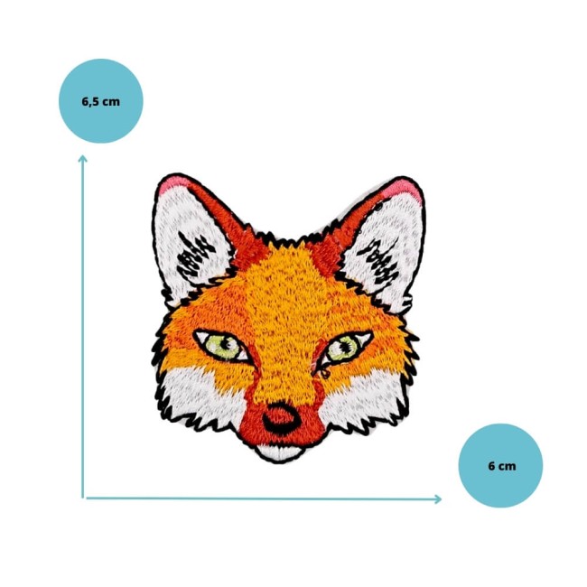 Zoom sur les détails brodés du patch tête de renard Dimensions du patch brodé renard roux – 6,5 cm x 6 cm